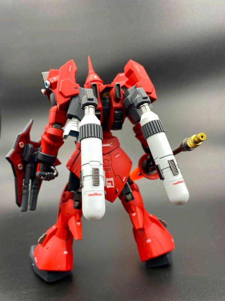 バックパックはキットのままだと貧弱に感じたので、コトブキヤのプロペラントタンクとジャンクパーツでディテールアップ。