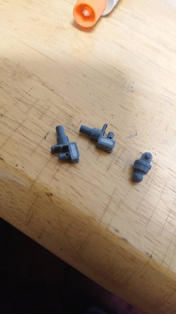 目立たない肉抜き穴でしたが、パテで埋めました。