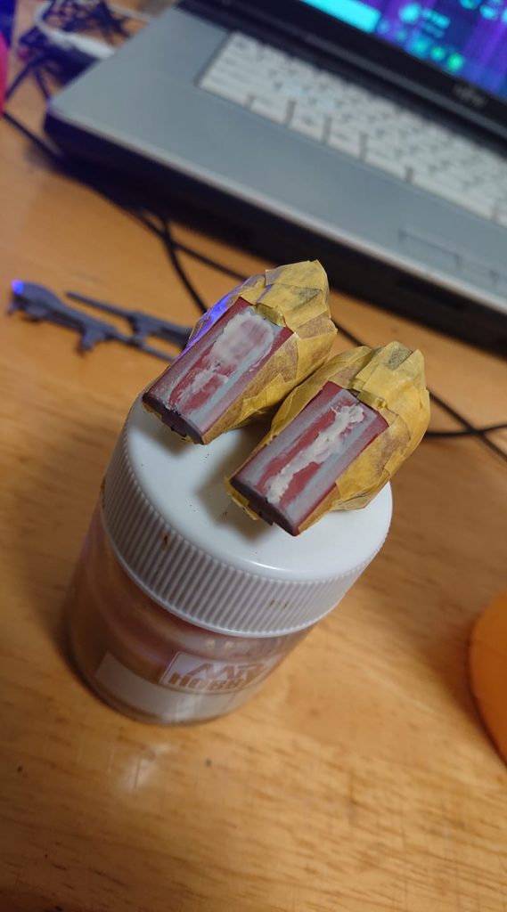 腕部、合わせ目消しがイマイチでしたのでパテを乗せて、ペーパーを当てた後、再度サフを吹いてから塗装しました。
