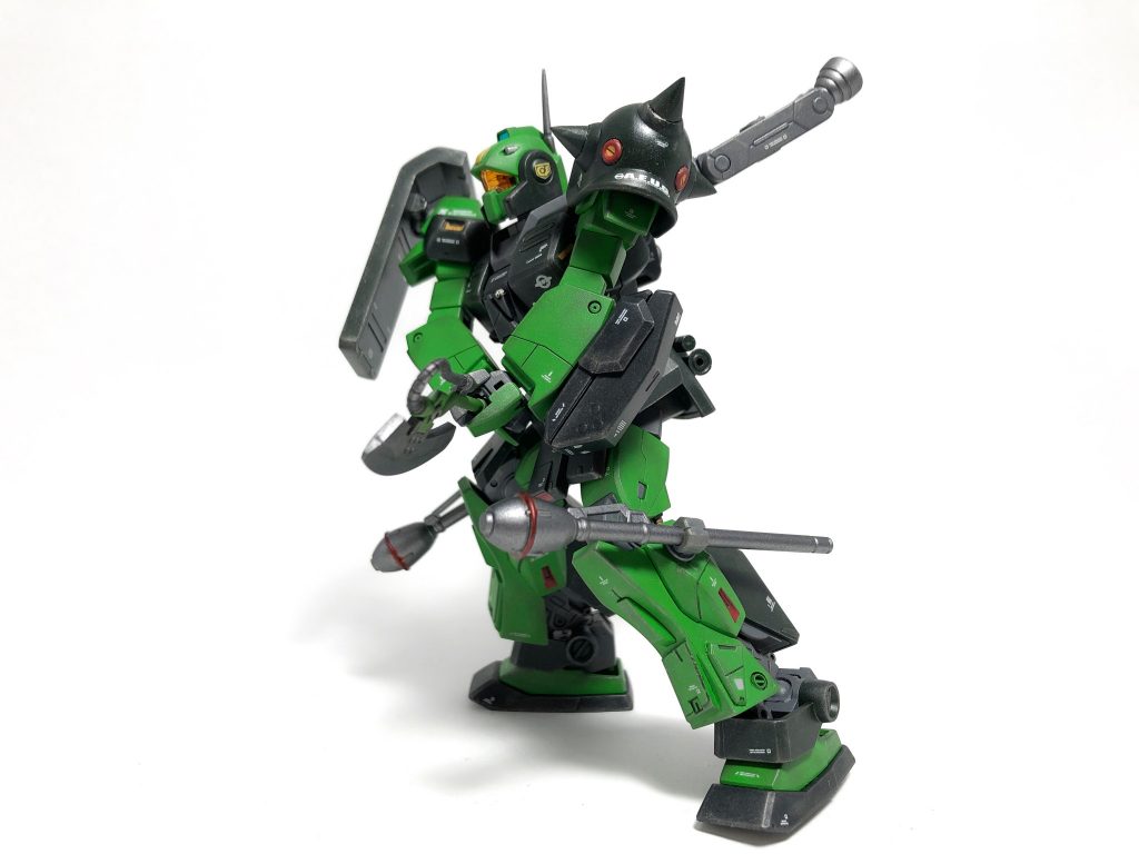 ◆ヒートホーク◆MS-06ザクⅡが主に使用していた近接兵器。宇宙世紀0087年では殆どのMSがビームサーベル標準装備であるが、それでも尚ヒートホークの取り回しの良さは目を見張るものがある。