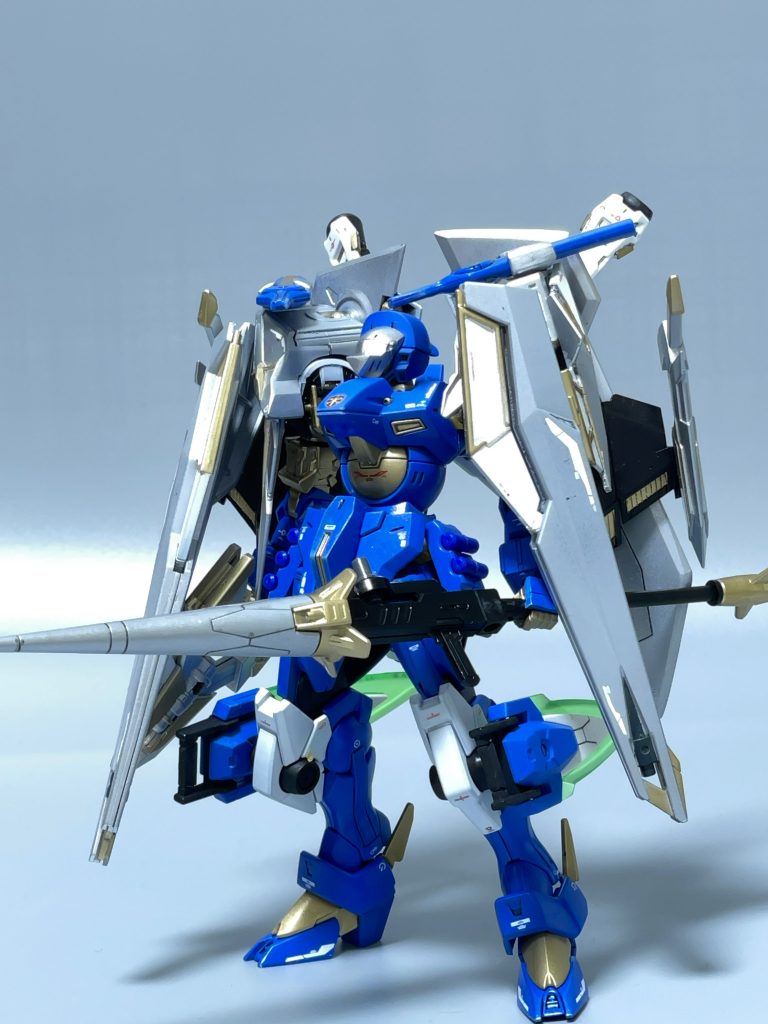 正面です!フルクロスユニットはダブルリベイクライフル+モンテーロのウイングです、!白系統に金縁はクリムの衣装を意識してたのですがちょっとイメージと離れましたね…けど一番好きなポイントです!