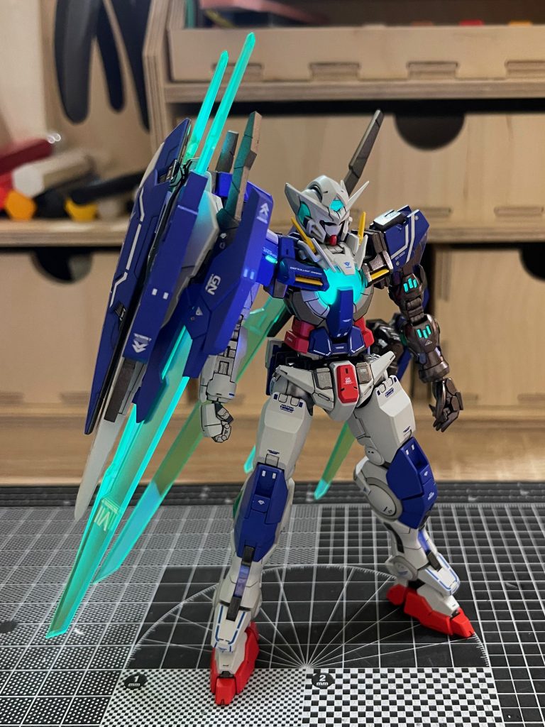 レンズパーツや刀身は蛍光塗料で塗装しているためUVライトを照射すると光ります。