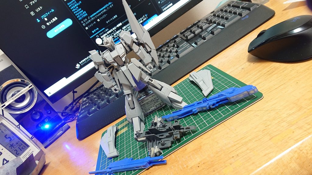 クレオスのサフ1000番を吹いた状態です。