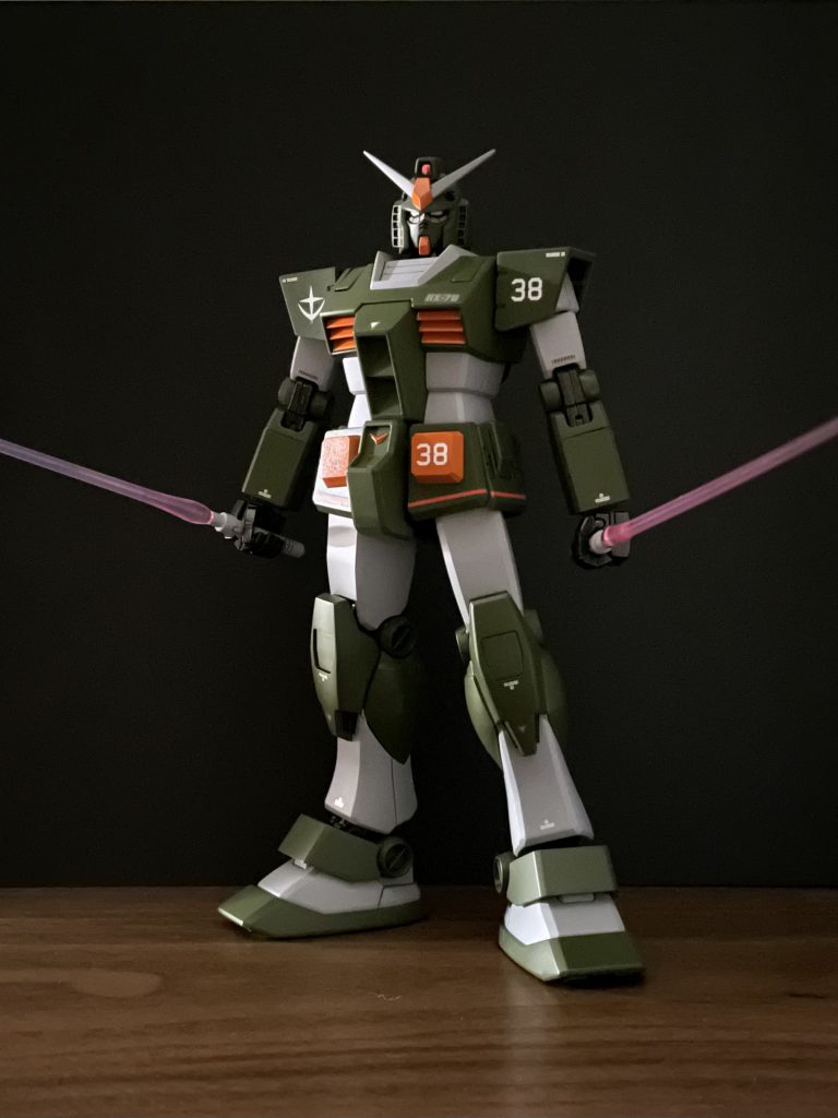二刀流。シールドのパーツはほぼ入っている（パーフェクトガンダム用）のに、持ち手部分のパーツが無く装備出来ないのが残念。