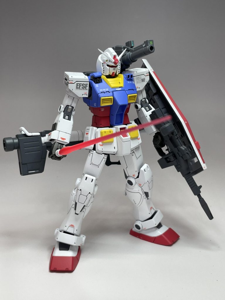 なんとなく、モビルスーツは右利きなんだと思いますが、攻撃が忙しい時は左手でも撃てるのではないか、と思い、サーベルと両手持ちにしました。でも前期型は、強力なビームライフルやショルダーキャノン、肩のマシンガンがあることからすれば、接近戦という設定は考えづらい機体のようにも思いました。