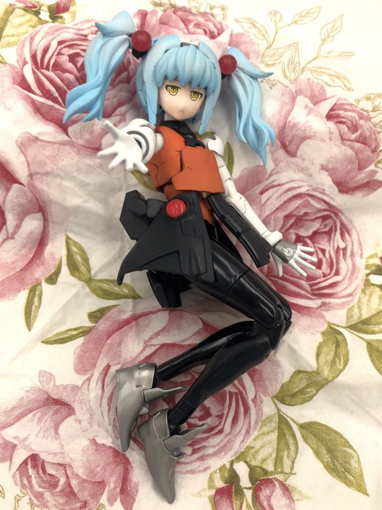 【ビルドダイバーズRe:RISE世界観での設定】ELダイバーの少女。幼い見た目とは裏腹に非常に高い知性と演算能力を持つ。モビルドールにはサラと同型のパーツが散見されるため、プロデュースにはコーイチが関わっていると思われる。華奢な見た目通り、直接的な戦闘力は皆無に等しい。