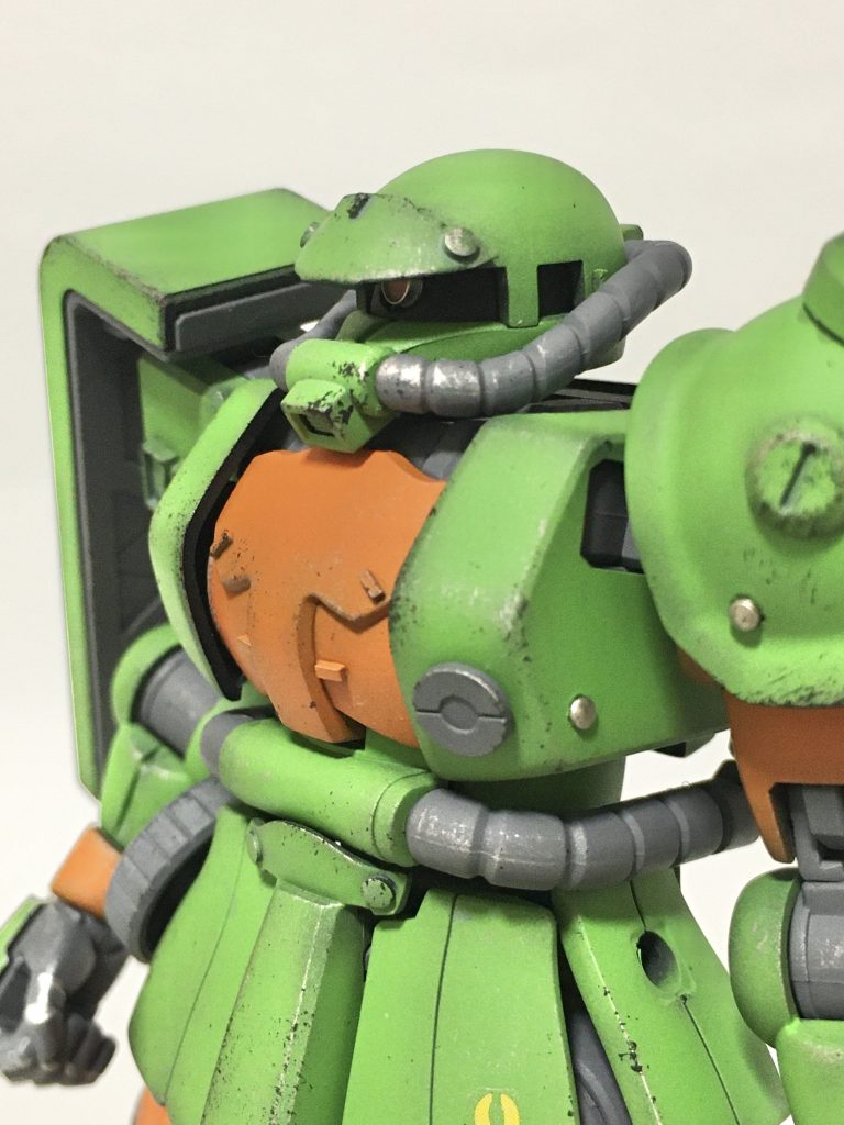 ガンダム系のMSばかり作るので、ザクの製作自体が新鮮でした。使用したキットはHGUCシャア専用ザク（revive）です。