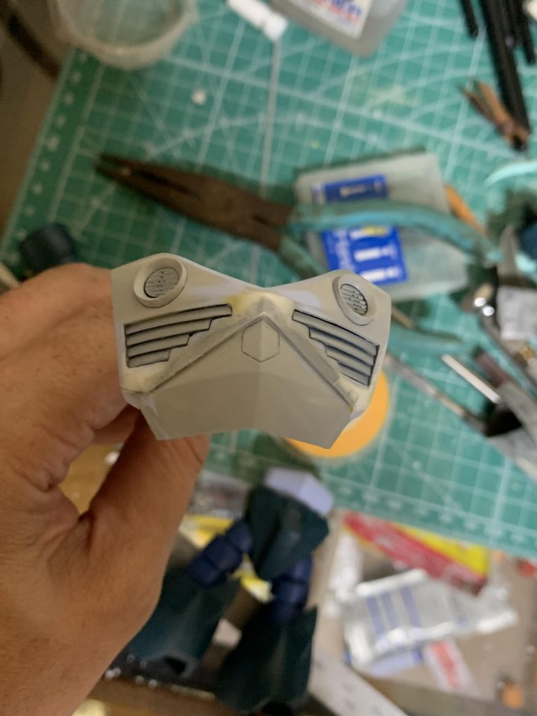 胸部の面構成が曖昧に感じたので、RGを参考にエッジをたてました。