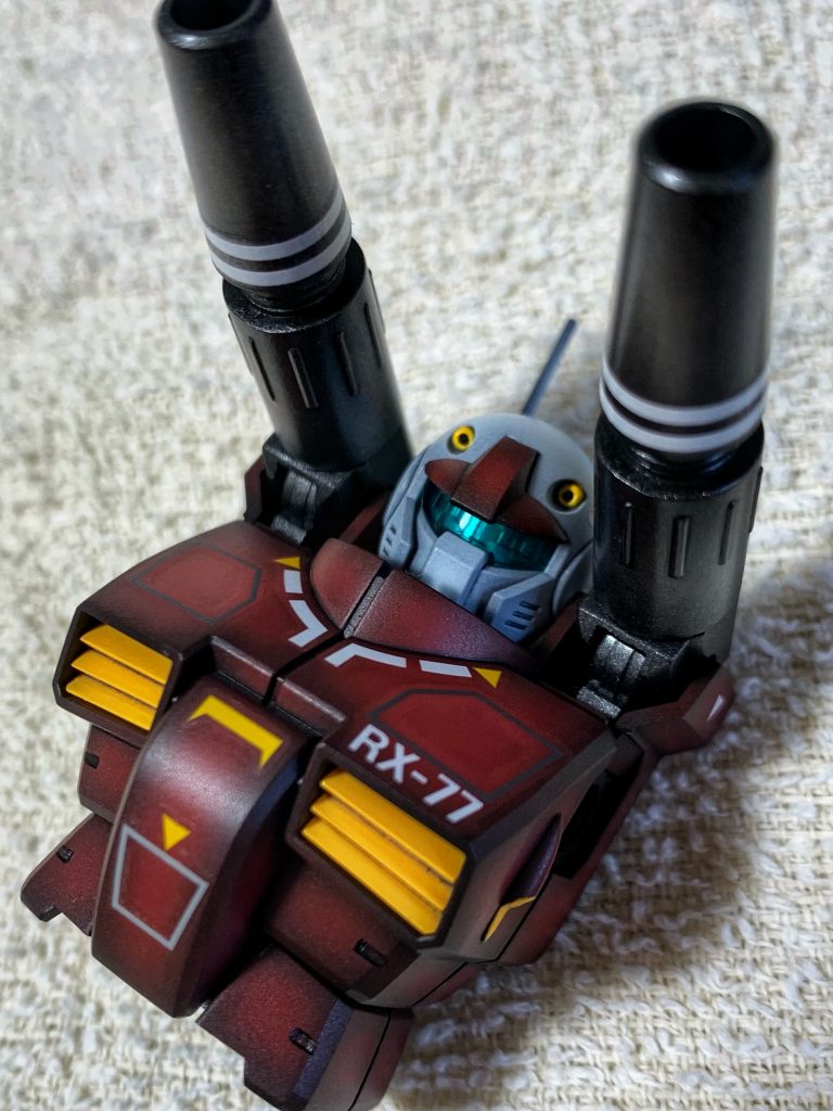 首を0.5mm縮め、襟を0.5mm高くしていますアンテナは0.8mmの真鍮線に置き換え細すぎる上腕は0.4mmプラ板を巻き付けています