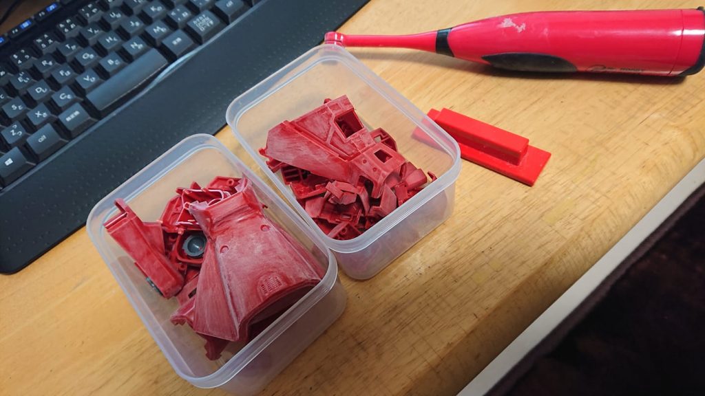 各所の合わせ目を消しながら、ペーパーを400番→600番→800番と対応しました。