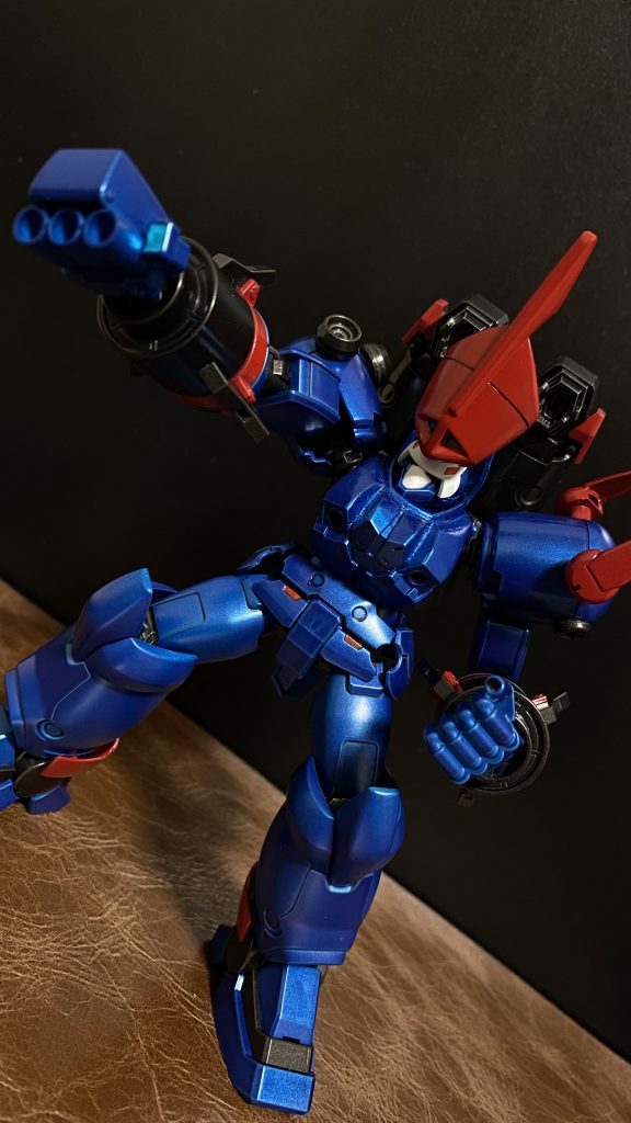 三連メガ粒子砲　砲戦機として構築されたゼプツェンの右手に当たるメイン武装の一つ、一門が通常のビームライフル二倍相当の出力を持つ。砲身上部のブロック状のものは、冷却装置内蔵のナックルガード。これにより、連射性能も高い。 