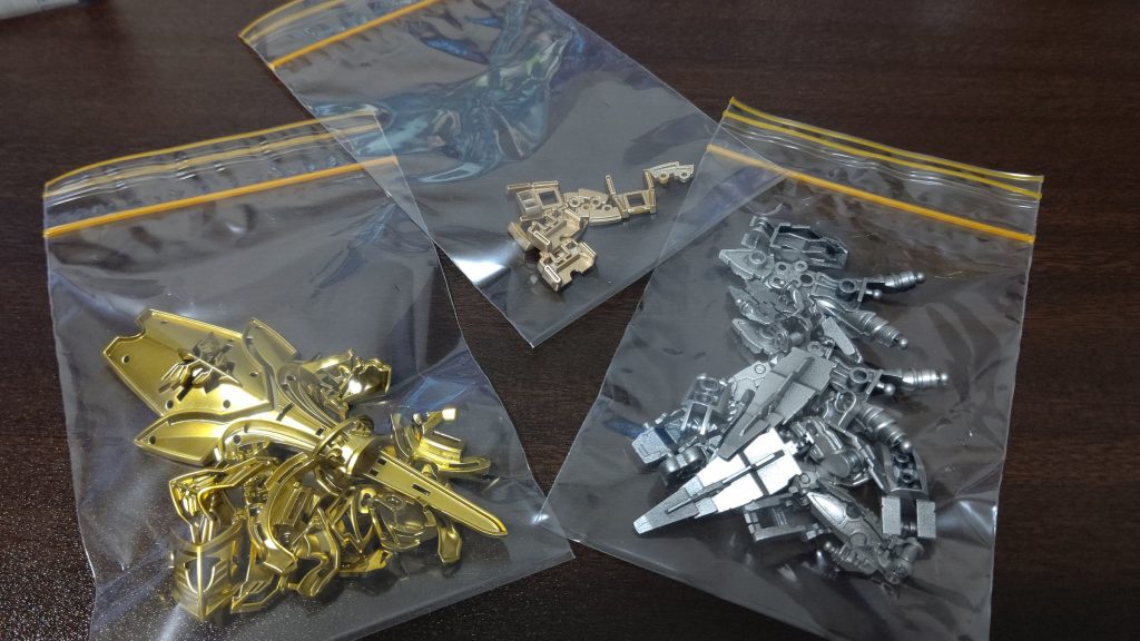 少ないパーツはまとめて塗装。金メッキは艶消し。黄色パーツはブライトゴールド。シルバーパーツは黒サフ＋チタンシルバー。