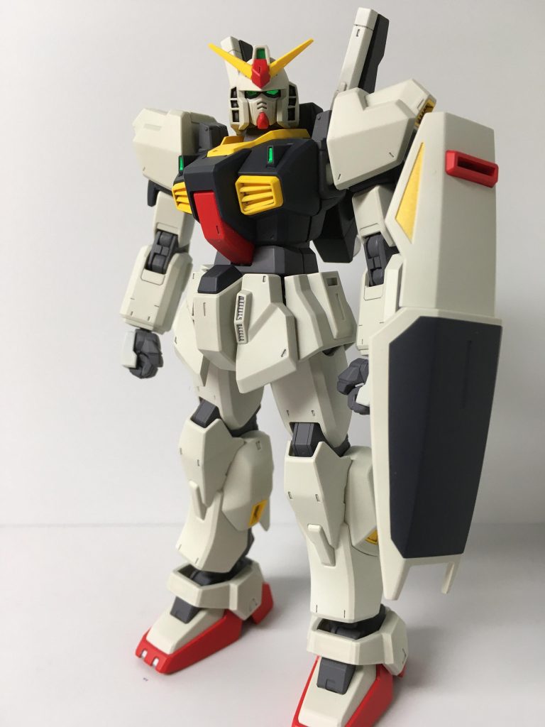 アニメの設定画風なポーズで...ツインアイはクリアパーツを活かした塗装にする予定でしたが結局ここもシールにしました( ͡° ͜ʖ ͡°)