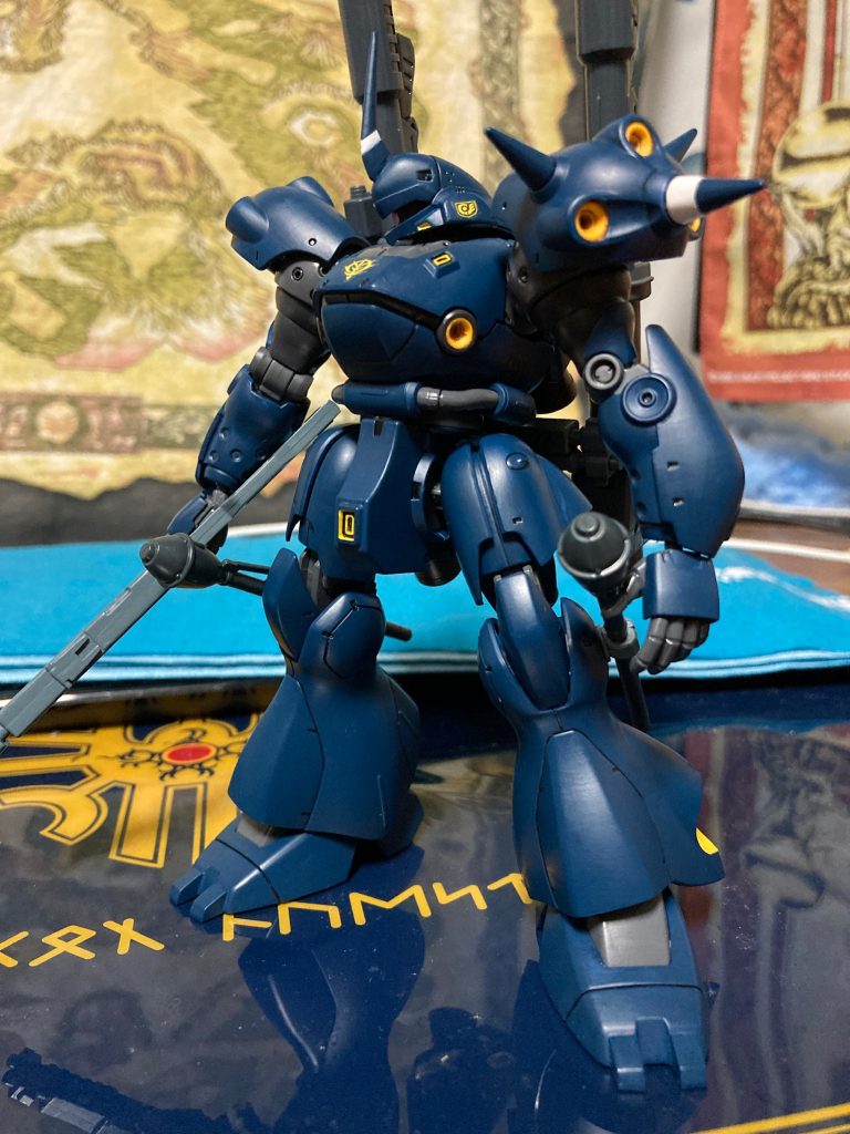 胸部や股間の黄色いダクト部。今なら迷わず黒をエナメル塗料で部分塗装してはみ出し部をふき取りますが、この時はまだエナメル塗料の使い方を理解しておらず、全てアクリルで塗装してどエラい苦労した思い出があります。