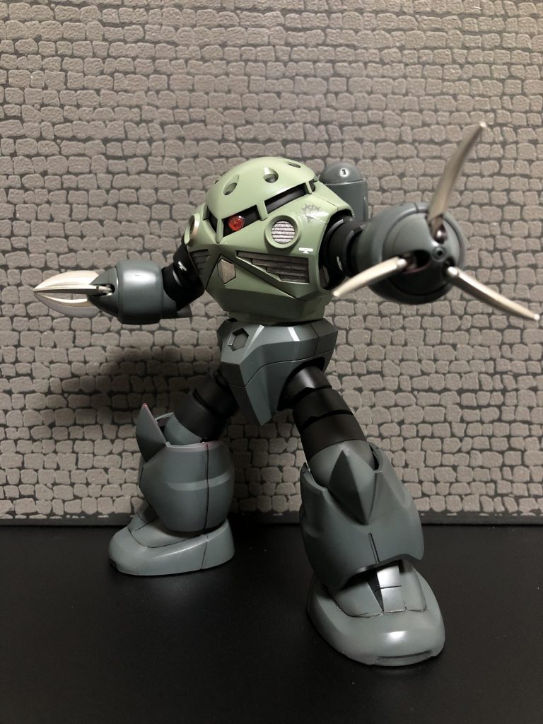 曲面のスジボリはまだまだ難しく…肩の合わせ目消しも失敗しました😩塗装後、マスキングして、合わせ目にタミヤのパテを使いましたがペーパーかけ過ぎたのか、合わせ目が復活…マスキングしたとこは塗装が段差に…😱