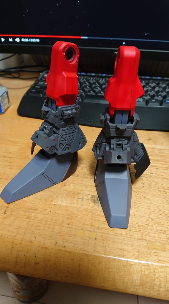 明日の部分のフレームです。見えなくなる部分ですが、エナメルレッドでも塗装しています。