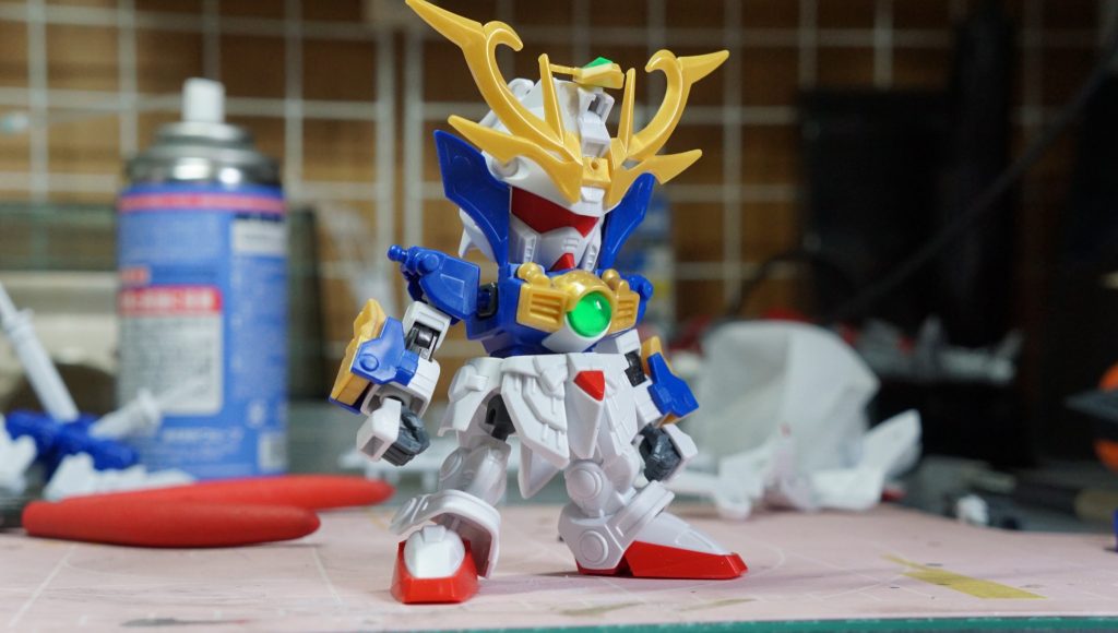 改造中。股関節にボールジョイント、腕にHGのパーツを使い、より動くようにしました。