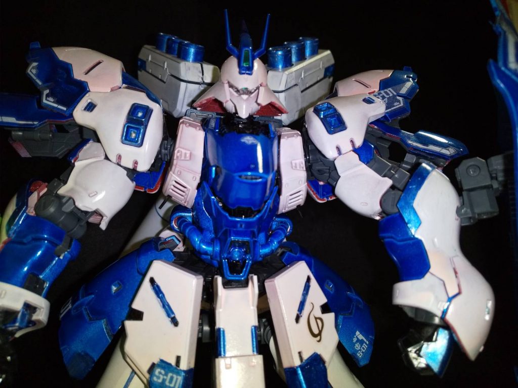 塗装出来ていない箇所がたくさんあり、悪目立ちしますね。ヘッドパーツ内部、関節部分、バーニアなど塗装出来ていれば、もう少しはマシだった気がします…(T_T)白色塗装の仕方も間違っています。下地に黒を塗装しなければいけないのに、下地なしで白を塗装したばかりにパーツが溶けて若干ピンクになりました…(笑)白色にしたい場合は下地はグレー、シルバーより黒を下地にした方が発色が1番いいです。私の師匠プラモ京四郎さんにご教授して頂きました。勝手に師匠と呼ばせてもらっています。すいません(T_T)プラモ京四郎さんもGUNSTAしています。とても素晴らしい方です(>ω<)