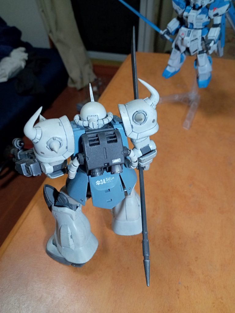 肩のスパイ動力パイプやランドセルを改修してます。