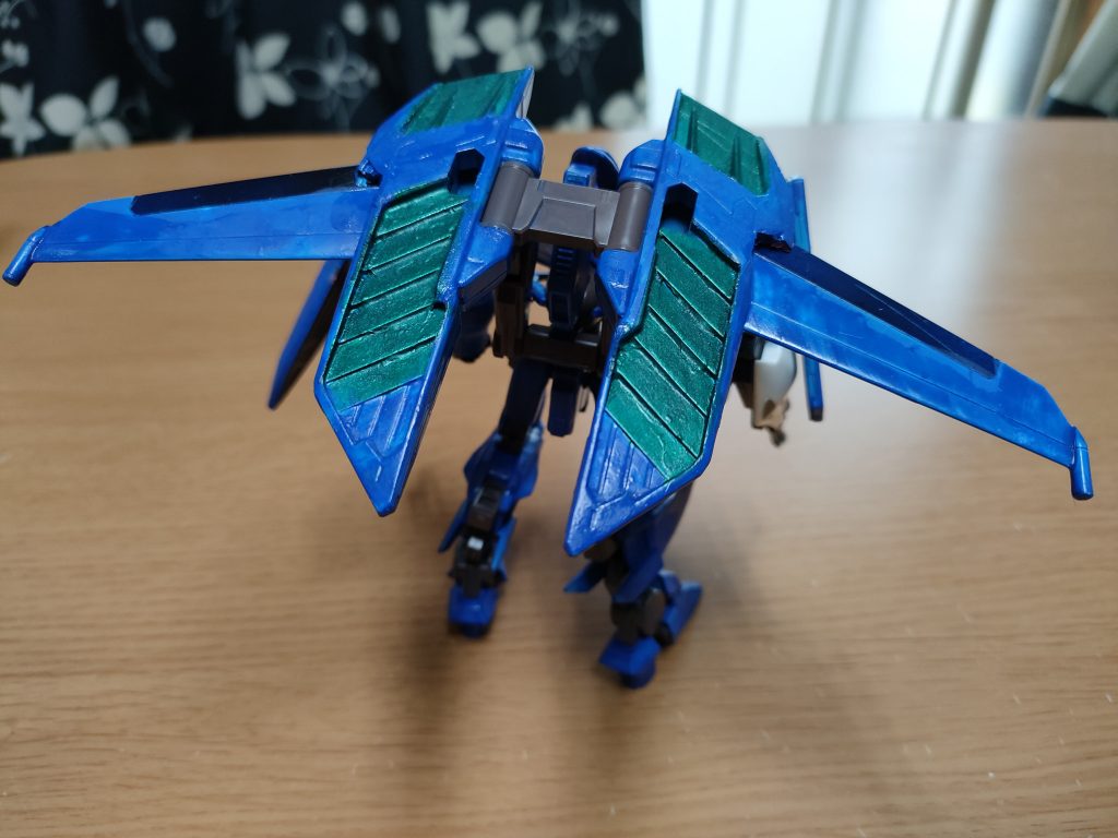 暫定としてドライのフライトユニットそのまま背部に配置。フェストゥム適応の特徴持たせたくてメタルグリーンを排気口に塗装。横にムラサメの固定翼を差し込み。