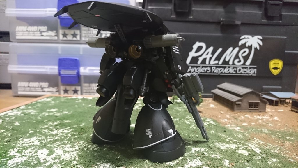 暗くて見辛いですが後ろから。腰部にドムR35のブースターを取り付けて機動力をアップ。脚部もドム試作実験機の脚部に換装して見た目の鈍重さを感じさせない動きをしてくれるはずです(笑)