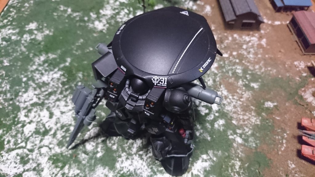 ロートドームはバックパックに接続し固定しています。元が大きいので頭が半分隠れてます。こんなヤツをどっかで見た気がする(笑)