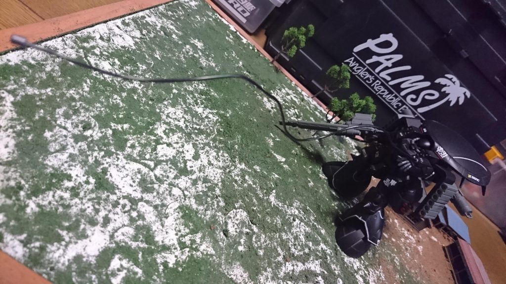 遠いな(笑)フル武装にするとゴツさが増します。左腕にはザクマリナーのワイヤーアンカーを装備しています。腕自体はアクトザクなので換装も楽チンです(^q^)