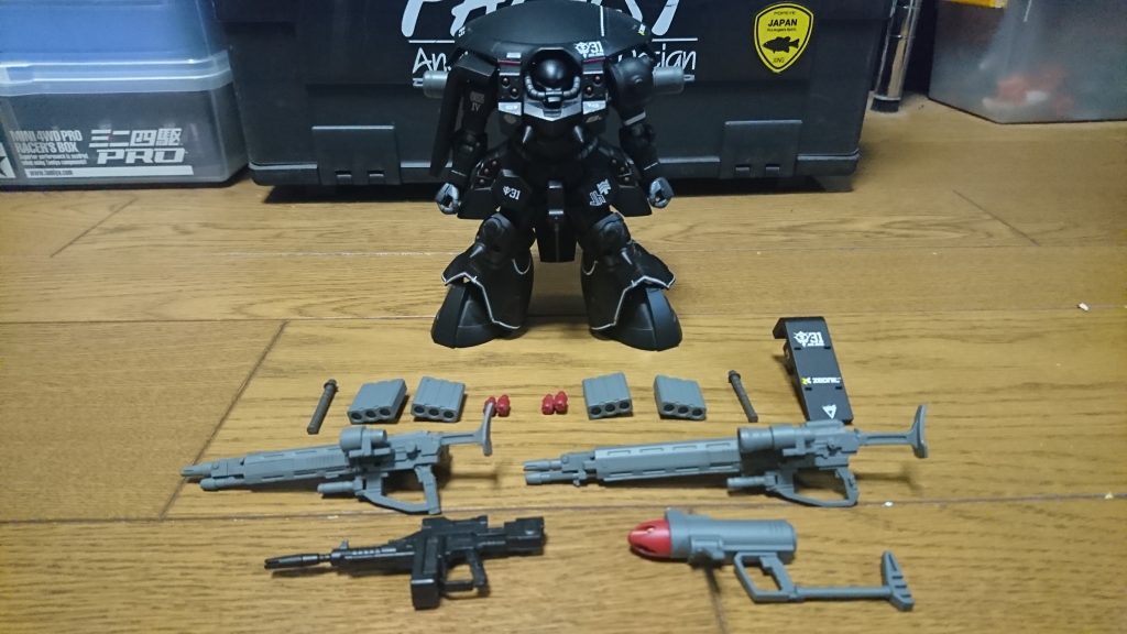 それなりの武装があります。遠距離から近距離まである程度はこなせます。シールドはマガジンラック用です。ロングビームライフルは対艦ライフルにザクバズーカとザクマシンガンを合体させたものです。銃剣も付いているので相手を突き刺すことも可能な代物です。銃剣付きの長物はロマン(笑)長い方はカートリッジ式。近接武器はアクトザクのビームサーベルを左右1本ずつ装備しています。