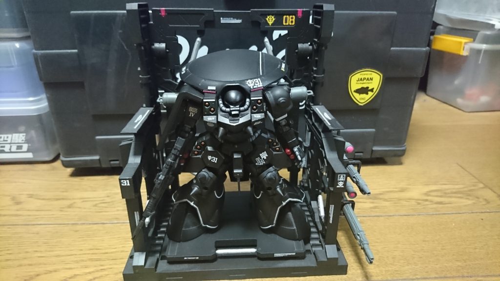 このザク用にハンガーも用意しました。ハンガーがあるとそれらしく見えるので好きですヽ(・∀・)ノ長々となりましたが、ここまでにしたいと思います。ご覧いただきありがとうございました!