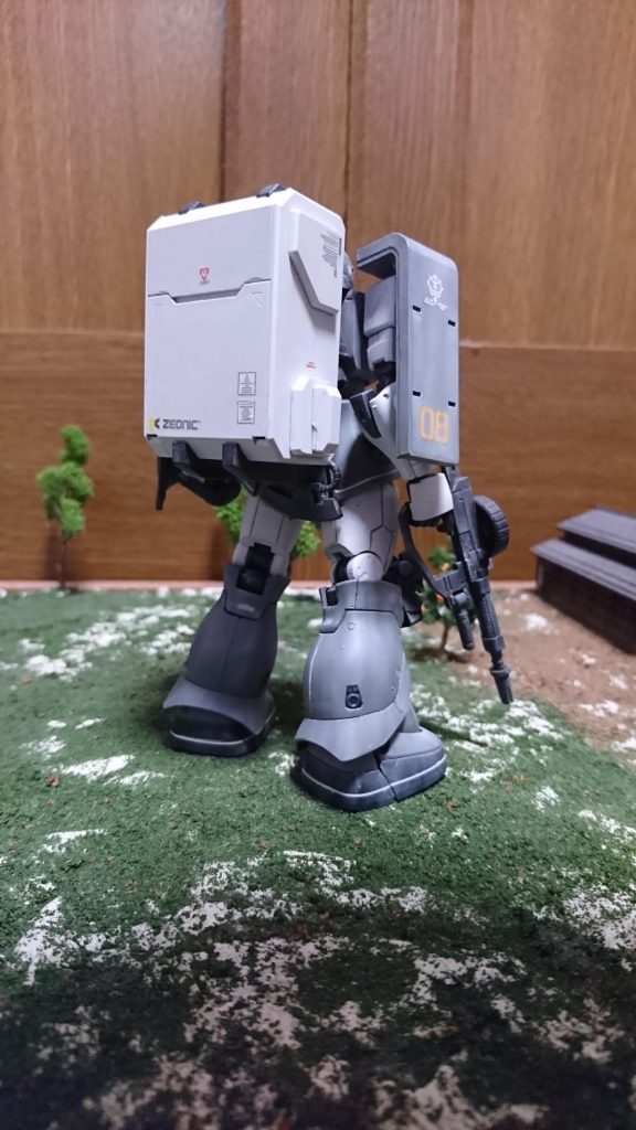 後ろから一枚。陸戦型ガンダムのバックパックを背負ってますが、撃破した敵機からくすねてきた設定です。なのでコンテナの中身は180ミリ滑空砲が入ってます。弾がなければ現地調達で何とかするの精神です(笑)