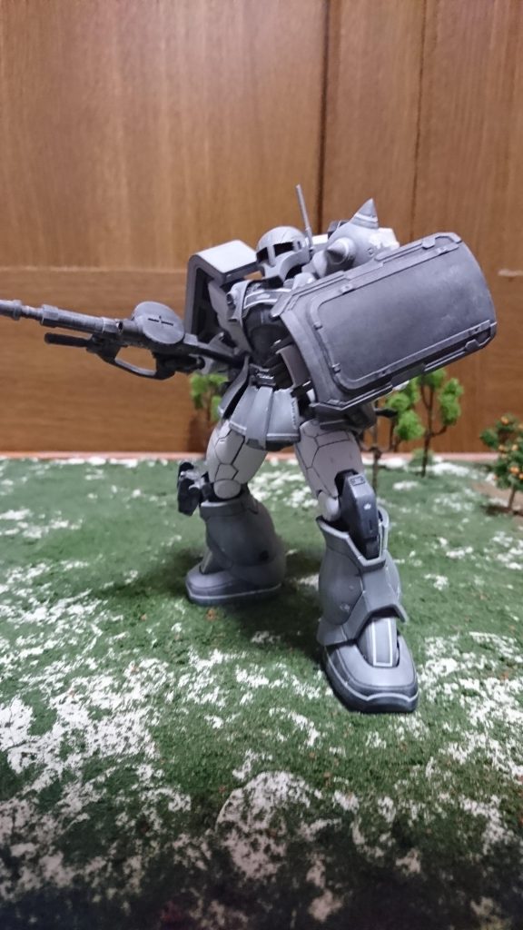 左手のシールドは、オリジンのシャアザクⅠから拝借。痛いのは嫌なので少しでも防御を稼がんといけんのです(笑)また、頭部のアンテナと右膝のジャッキはhgucのザクスナイパーから。胸に付いてるライトはヴァッフから持ってきました。ライトのお陰で暗い洞窟内や、夜間作業にも役立ちます(笑)