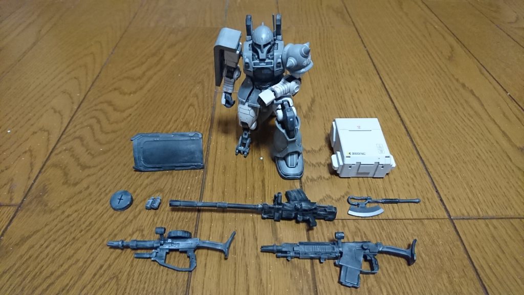 射撃武器はキット純正のザクマシンガンと、対艦ライフルから改造したマシンガン、そして180ミリ滑空砲です。銃の持ち手は、手首に角度が付いていたので一旦切り離し、ピンバイスで穴を開けてまっすぐに再度接続しました。構えるときには角度の付いてる持ち手に交換します。近接武器はヒートホーク、投擲にはザクⅡF2に付いていたグレネードを装備しています。