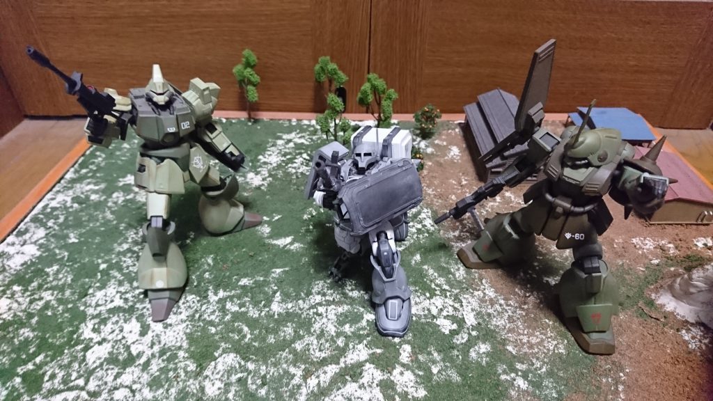 滑空砲を装備して。低い姿勢で長物を構えるのはカッコいいです(^q^)ザクは色々なバリエーションがあり、個人的にも大好きな機体なので、作っていてとても楽しかったです(^^)それでは今回はこの辺で。ご覧いただきありがとうございました!