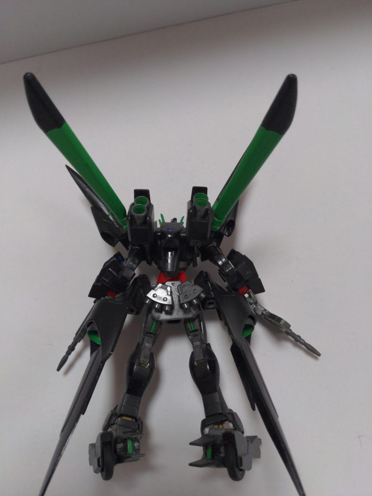 背面はこんな感じ。腰にはスモーク弾を装備、脚部にはスラスターとホイールを装備しています。