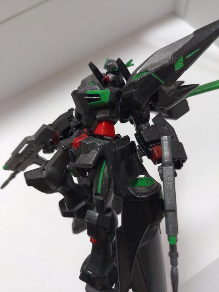 改修時に胴体と両腕をダブルオーに交換しています。旧胴体は腰との接続部が貧弱だったので。