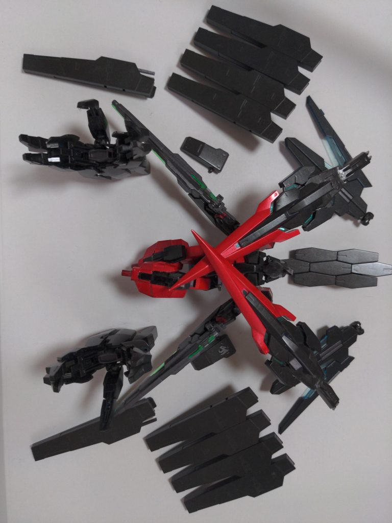 （都合により写真を縦にしています。）　　　　　全ビット+フロントアーマーをバラして背面のGNバスターソード？を全面に展開してみました。脚部が寂しくなりましたw（一応この状態用の脚を用意していますが未塗装のため撮影していません。）