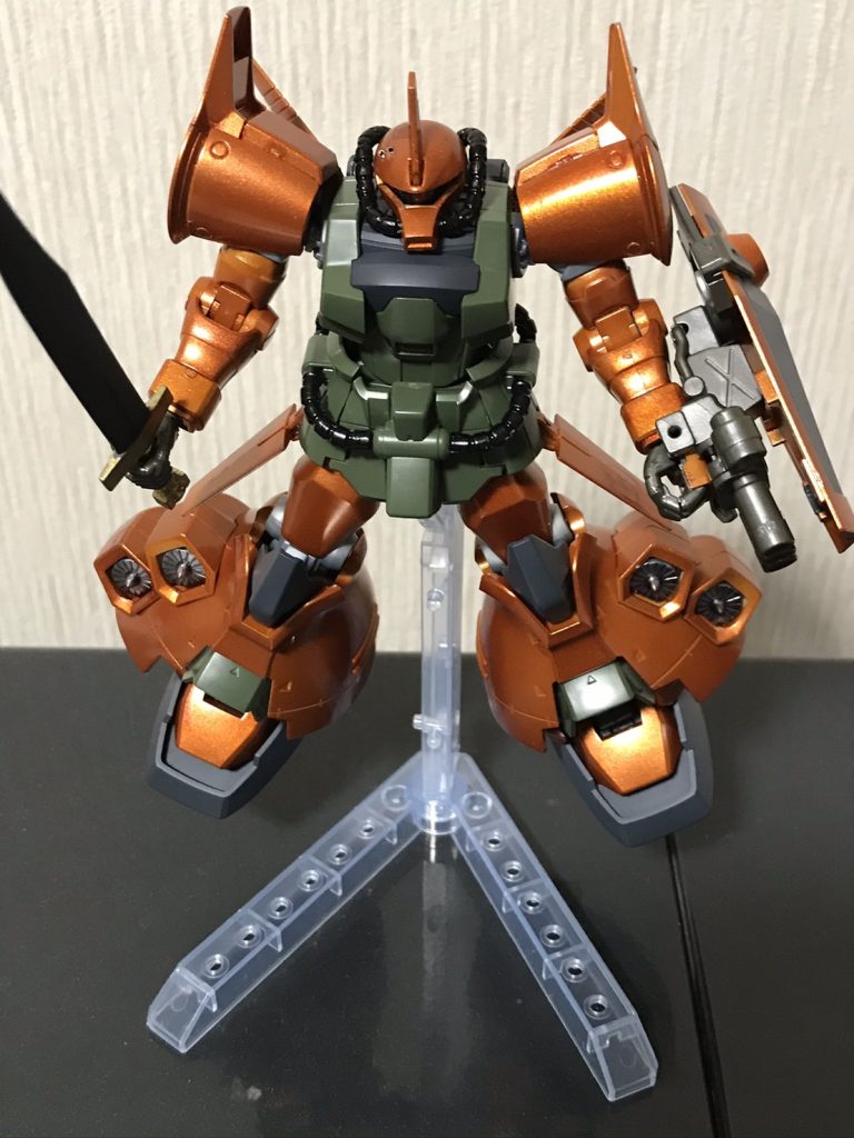 ガルマザク同様　頭部にはピンバイスで穴を空け､バルカンを再現しました