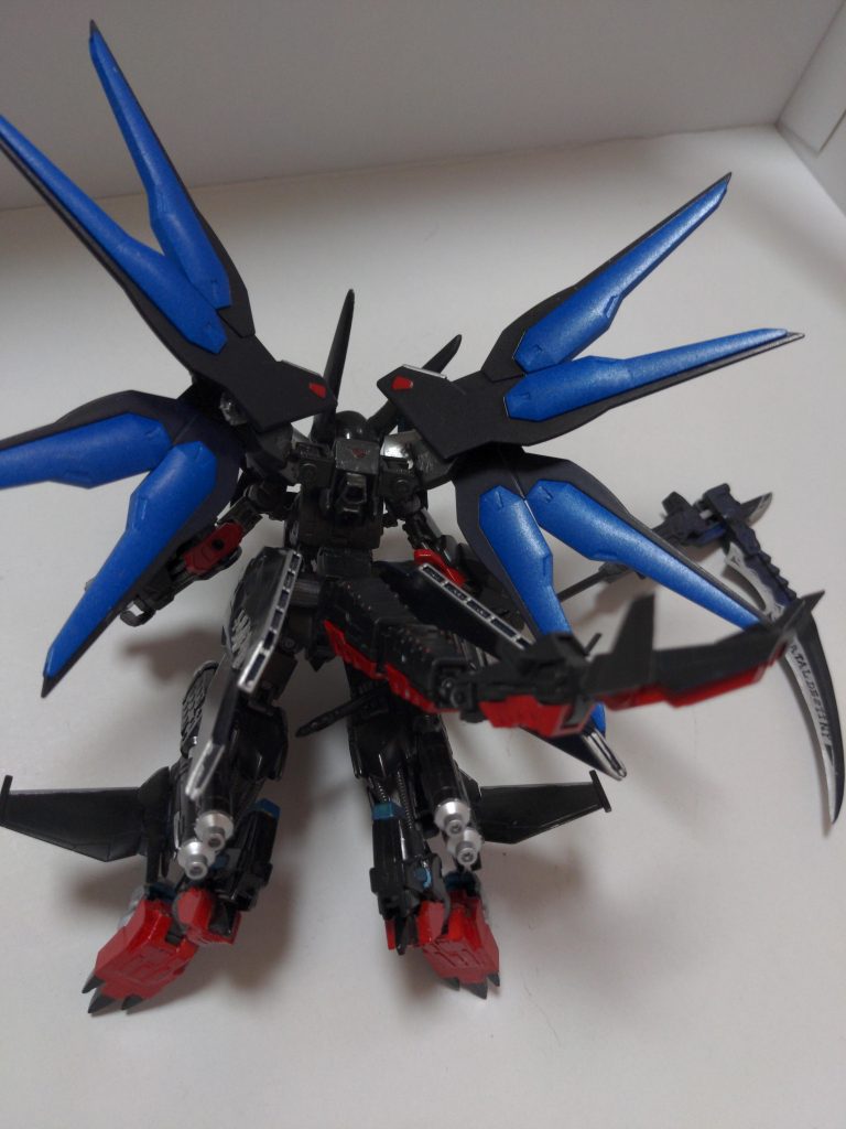 背面。尻尾が付いている意味は特になしw。ストフリの翼は旧式のためか根元の強度が足りなかったため改修しています。