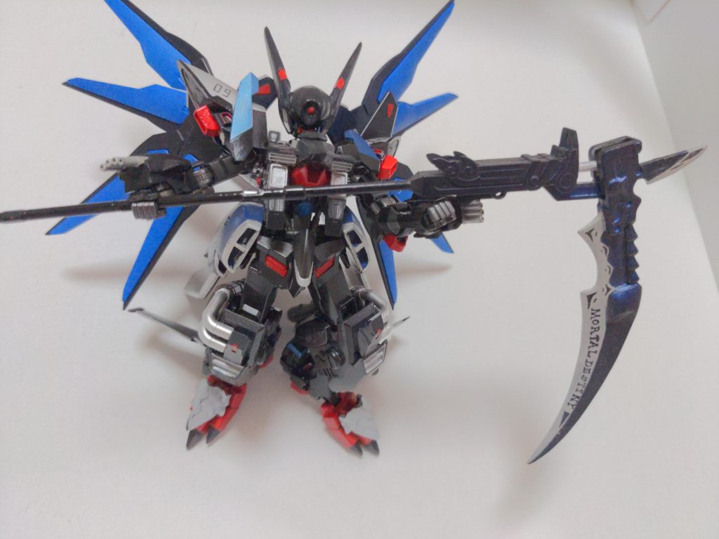 大鎌はBB戦士の残骸から発掘して持ち手を改修しました。ただ鎌の可動部のバネが死んでいるため固定出来ずカクカクしますwww