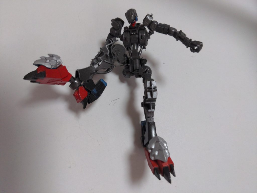 足首はパーツ分割して外装を外しても足が外れないようにしました。足の爪は足先と一体化しているため外せません。