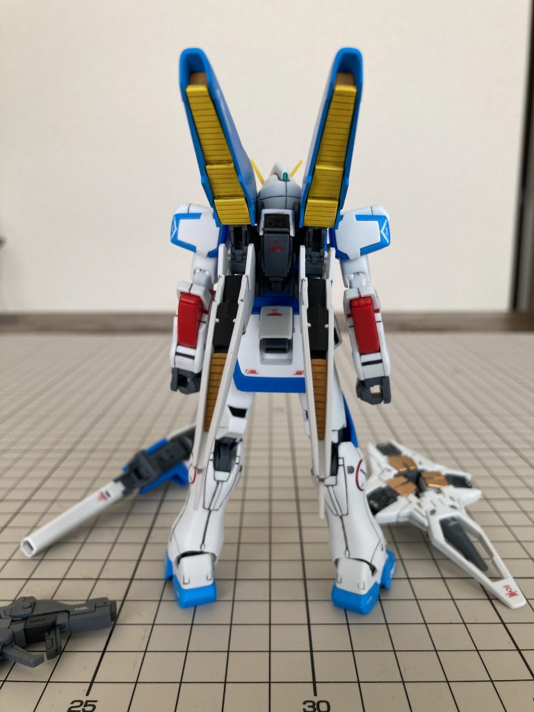 中身はあっさりだったので上は波プラ板、下は彫り彫り。