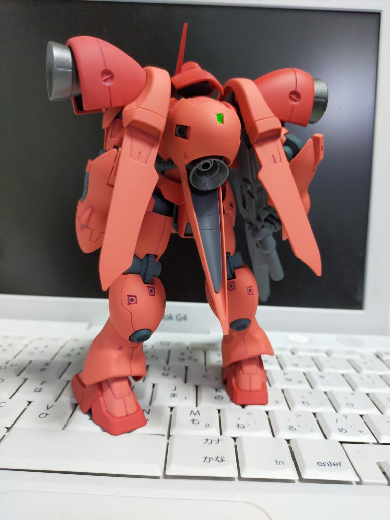 頭、肩、ボディ、足底を水性のサーモンピンク。バーニアはガンメタル。クレオスのレイヤーバイオレットで墨入れ。あとはつや消しスプレーです。それ以外は成型色。モノアイやセンサー類には、シールの上から百均のジェルネイルトップコート。コレ、盛る事ができるのでオススメです。Hアイズ要らないレベル。肩と下腕の合わせ目は消すのが面倒くさいのでモールド化。場所取るんで、ヤングコーンとタンクは割愛。