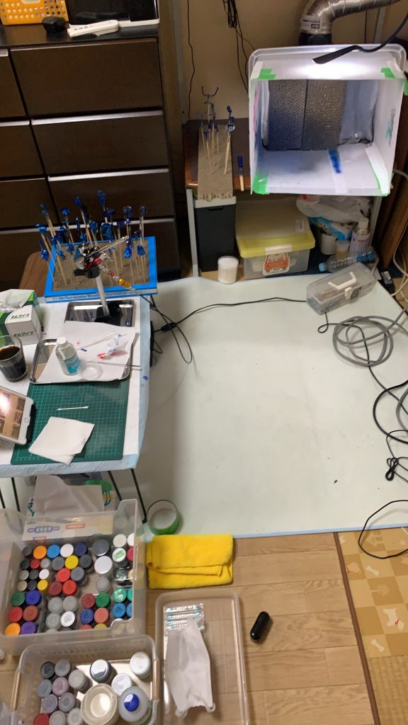 塗装ブースを自作して浮いたお金でクレオスL5を購入しました。机の下で見えませんが(￣▽￣;)