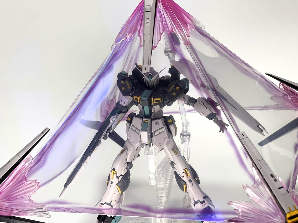 Iフィールドバリア。魂版νガンダムのオプション流用です。コレ良いですよね。