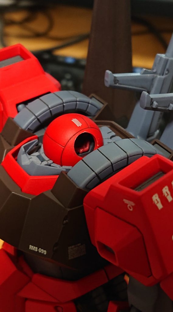 コクピットの中のクワトロ大尉は筆塗りで塗装しました。ポッドは合わせ目消し後、穴の部分をマスキングして塗装しました。