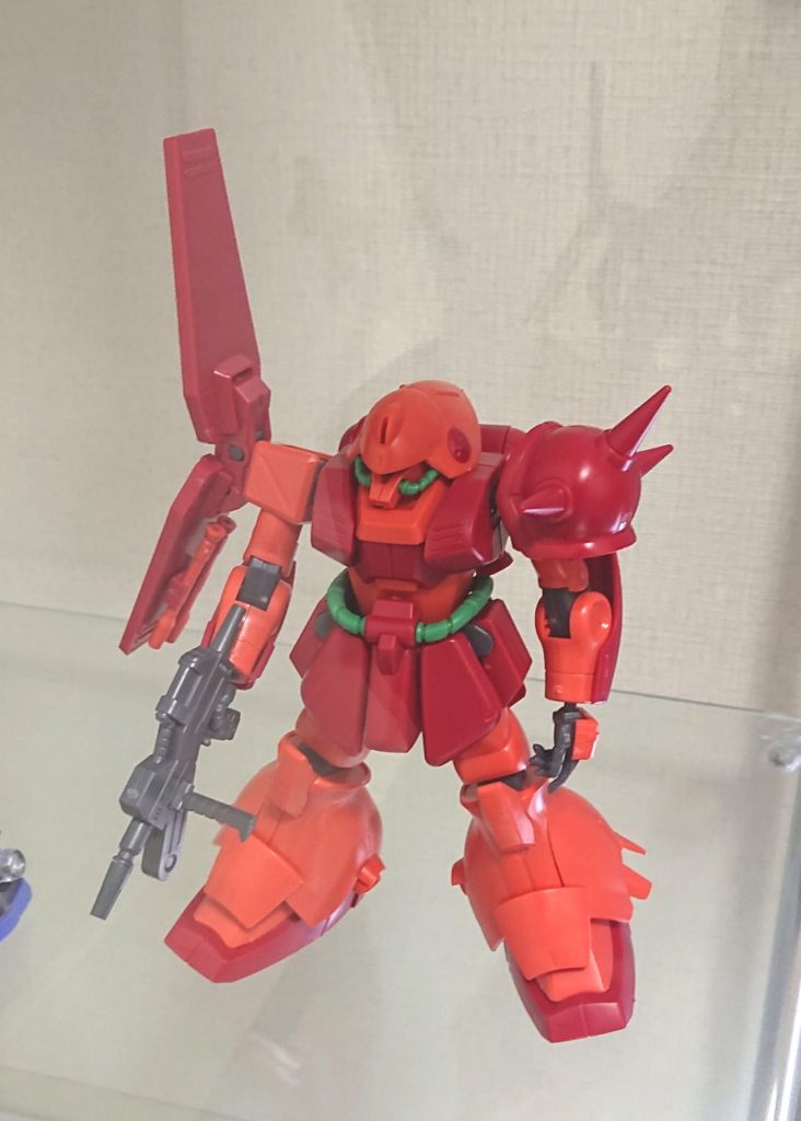 素組みの状態です(ブレードアンテナは折れないよう、この時点では外していました。)この後、バラして400番→600番→800番までペーパーを当てました。