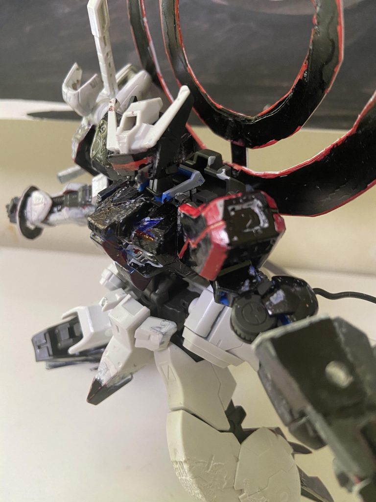 機体頭部頭部はバイザーのようなもので覆われておりインベードシステムの補助を行う役目がある。『インベードシステム』 本機独自のシステムでその本質は『自身がその目で見た或いはその身で受けた攻撃や機能を自身のものとして使用可能にする』と言う究極のコピー能力であった。