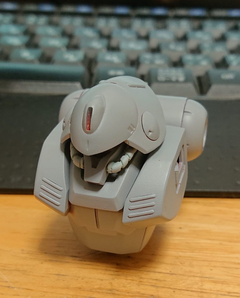 クレオスの1000番グレーサフでサフチェックしている状態です。