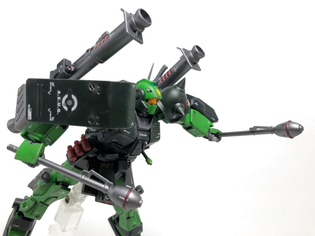 ◆シュツルム・ファウスト◆誘導性が無い手持ちのロケット弾。対MS戦よりも施設破壊に向いた装備。こちらも統合整備計画の兵器をそのまま使用している。ちなみに腰横には手投げのハンドグレネードも装備している。