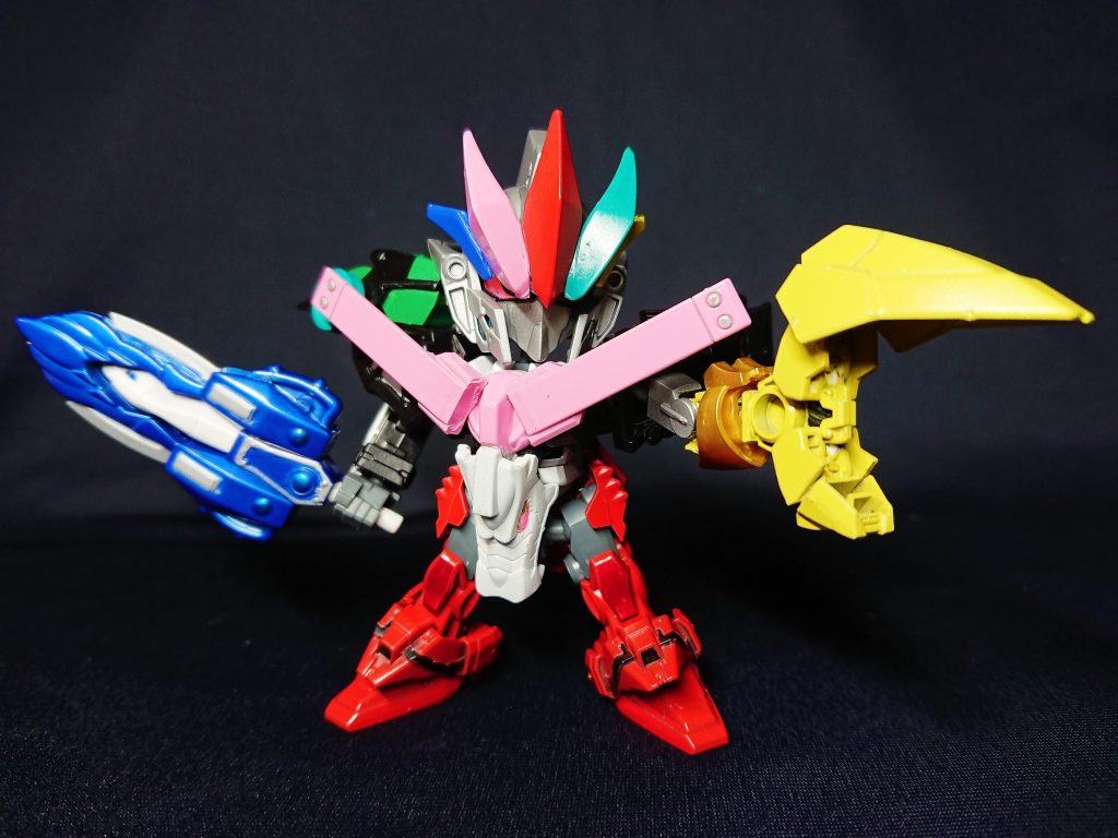 後のスーパー合体が無いのでギミック自体は特にありません。左手(ショベロー)は追加装備(キラメイウェポン)を取り付けられるようにはしています。